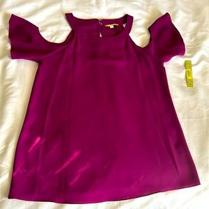 Gorgeous top with cutout on the shoulders